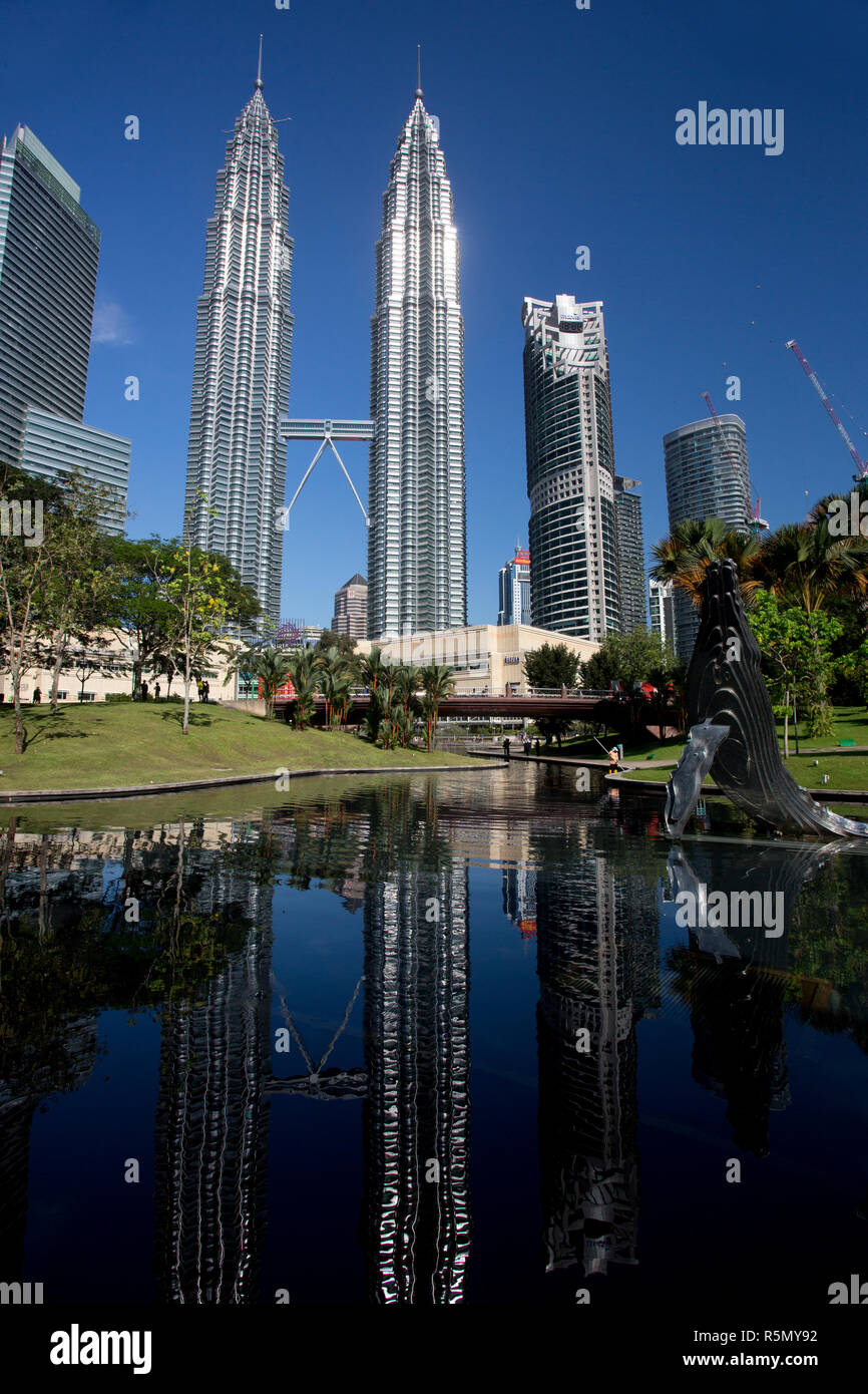 Viste delle Torri Petronas di Kuala Lumpur, Malesia Foto Stock