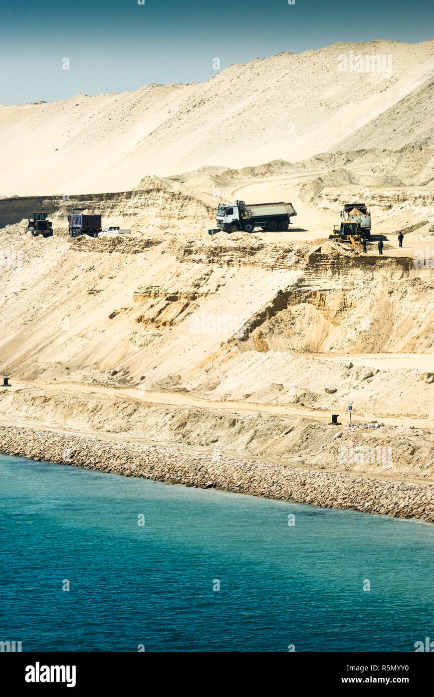 Esecuzione dei restanti lavori di costruzione della nuova estensione aperto il canale di Suez in agosto 2015 Foto Stock