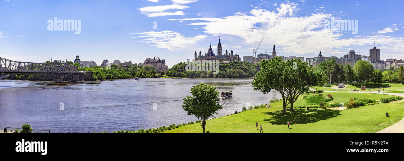 Vista di Parliament Hill, Ottawa da Hull, Quebec, Canada. Foto Stock