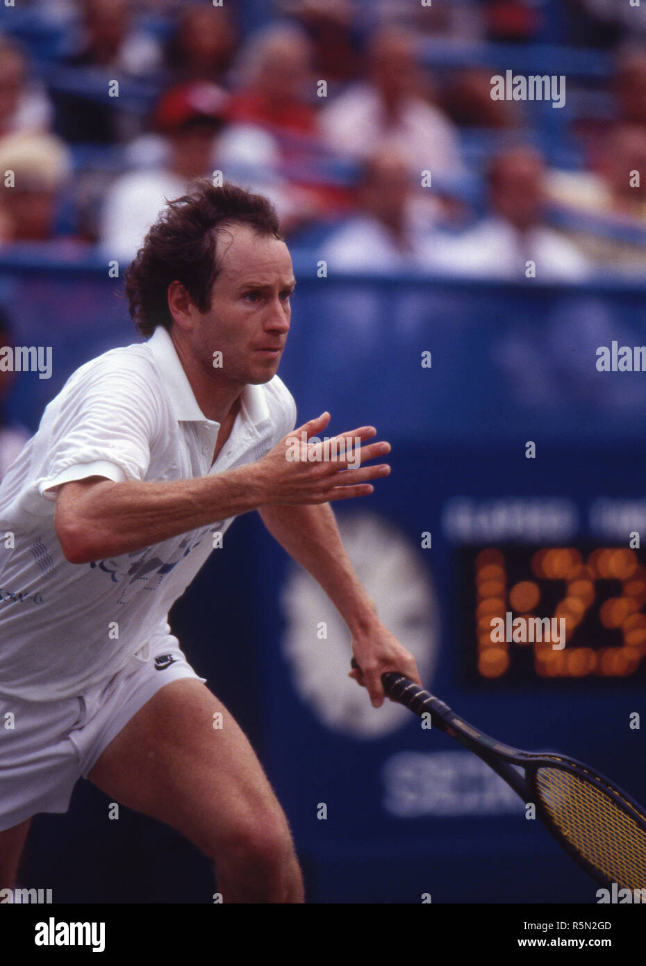 John McEnroe correndo giù un colpo durante la corrispondenza alla 1989 US Open a Flushing Meadow. Foto Stock