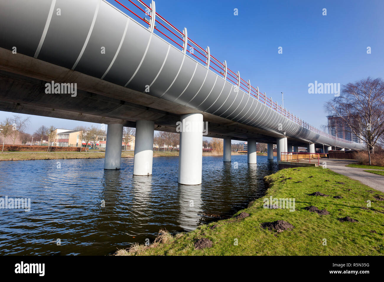 La metropolitana sopraelevata da Spijkenisse a Rotterdam Foto Stock