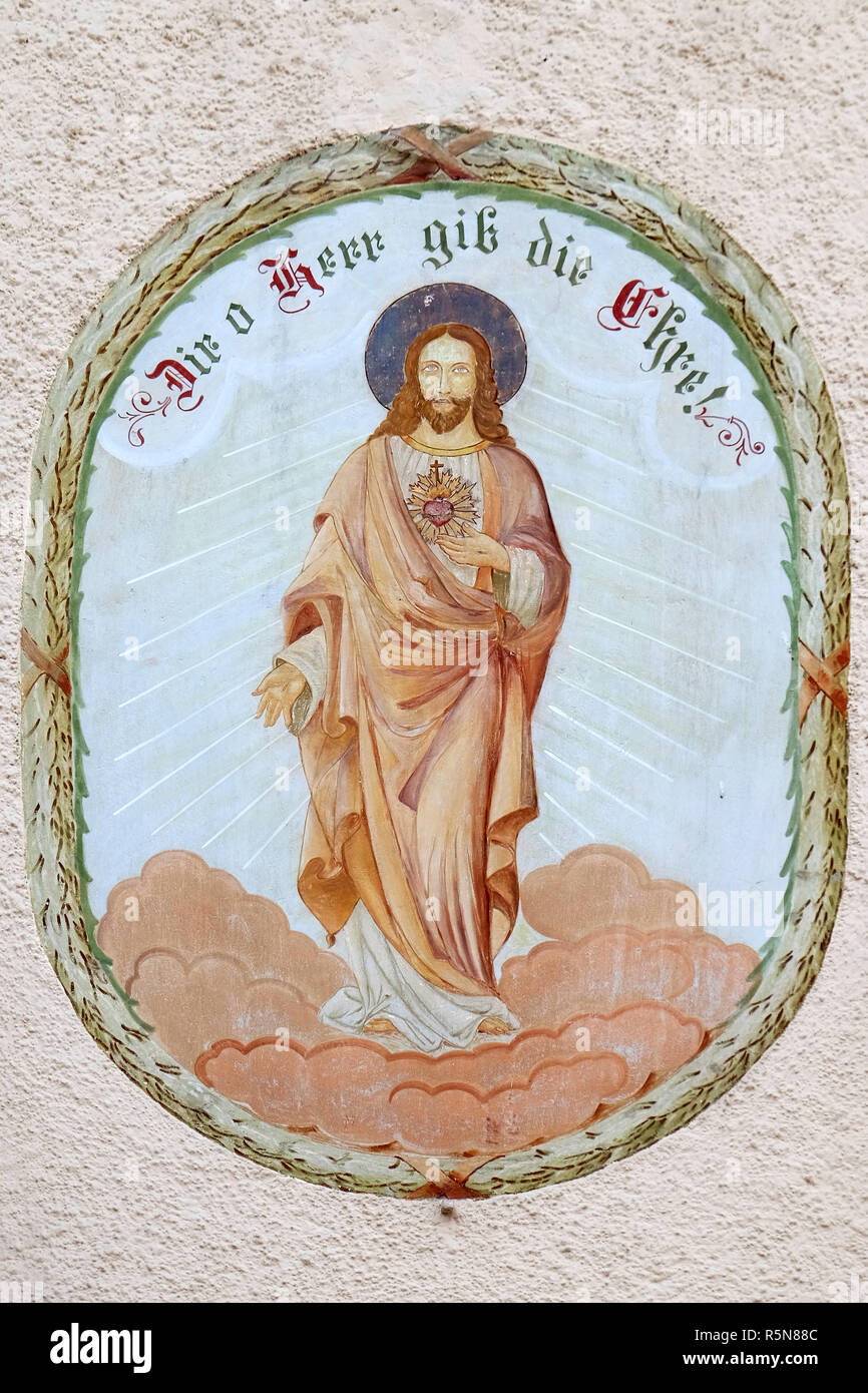 Sacro Cuore di Gesù, affresco sulla facciata della chiesa di San Giorgio chiesa di Luson, Italia Foto Stock