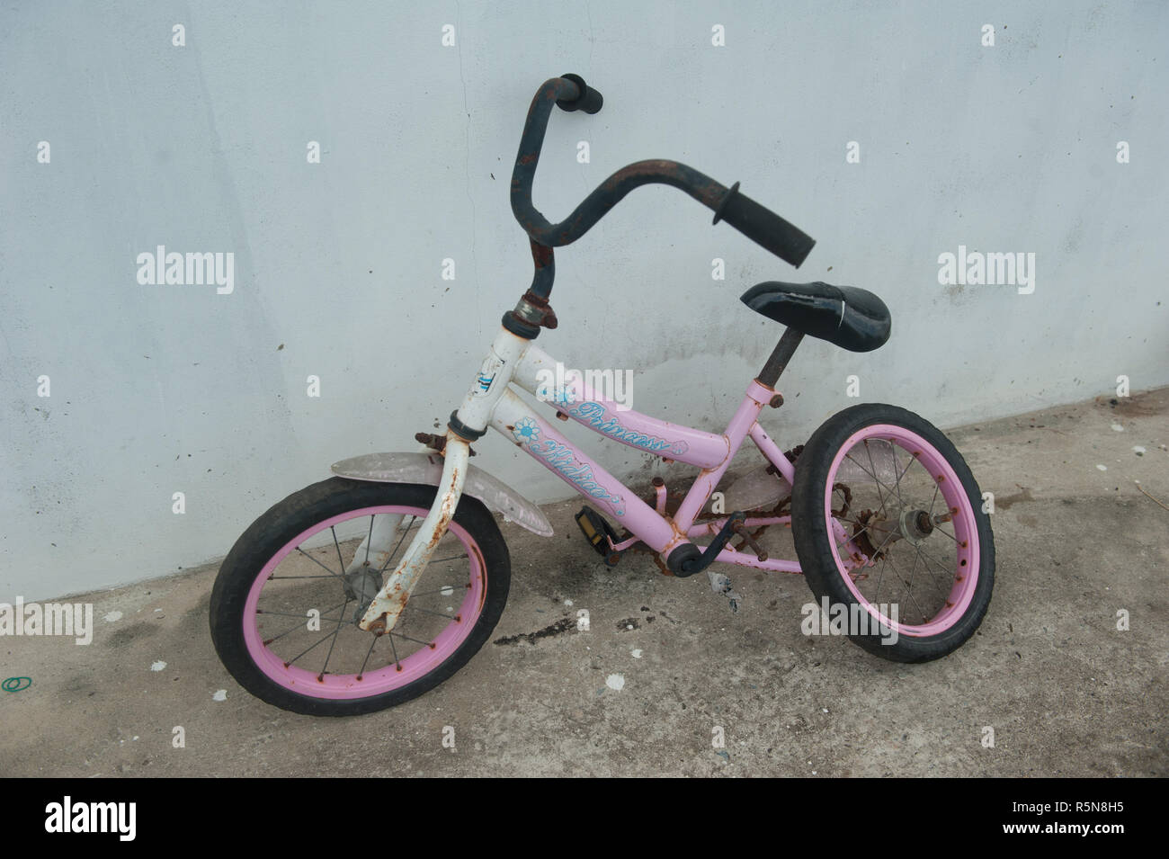 La rottura di una ruota posteriore di bicicletta di capretto Foto Stock
