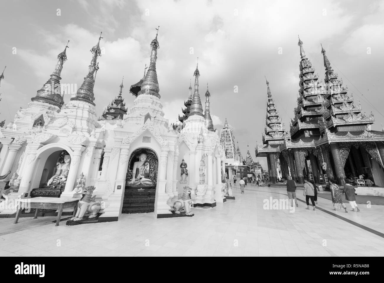 YANGON, MYANMAR - 16 novembre, 2018: foto in bianco e nero di Shwedagon pagoda durante il cielo blu giorno a Yangon, Myanmar Foto Stock