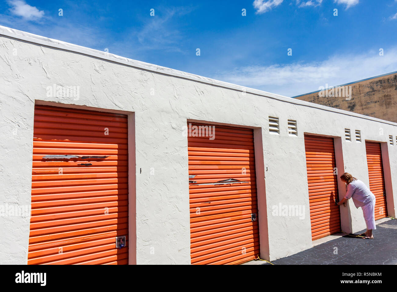 Miami Florida,Hialeah,Public Storage,self storage,unit,armadietto,noleggio,mini warehouse,donna donna donne,sblocking,porta arancione,FL090912067 Foto Stock