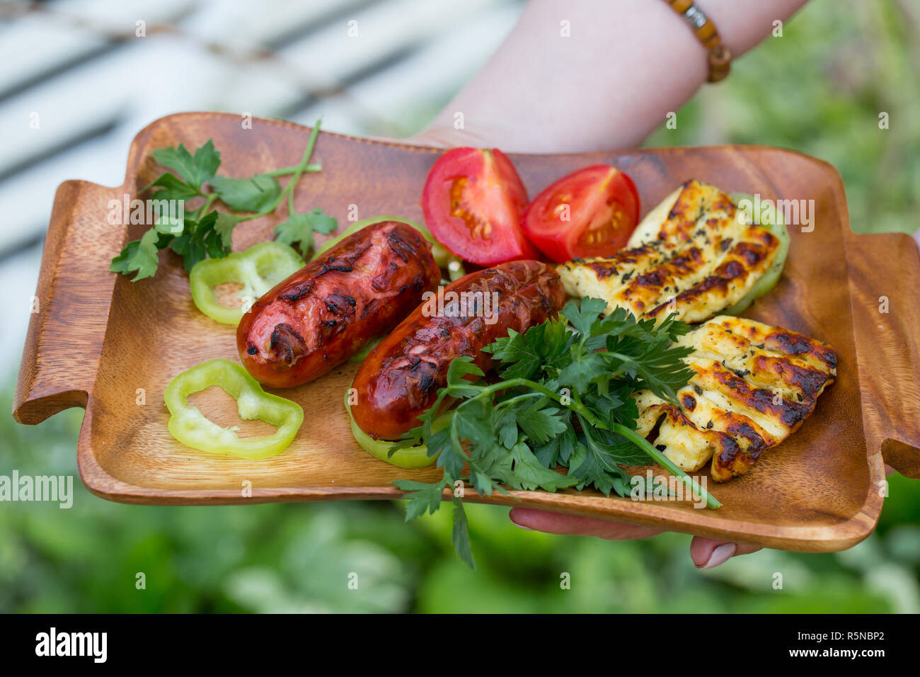 Salsicce e formaggi, grigliate con verdure Foto Stock