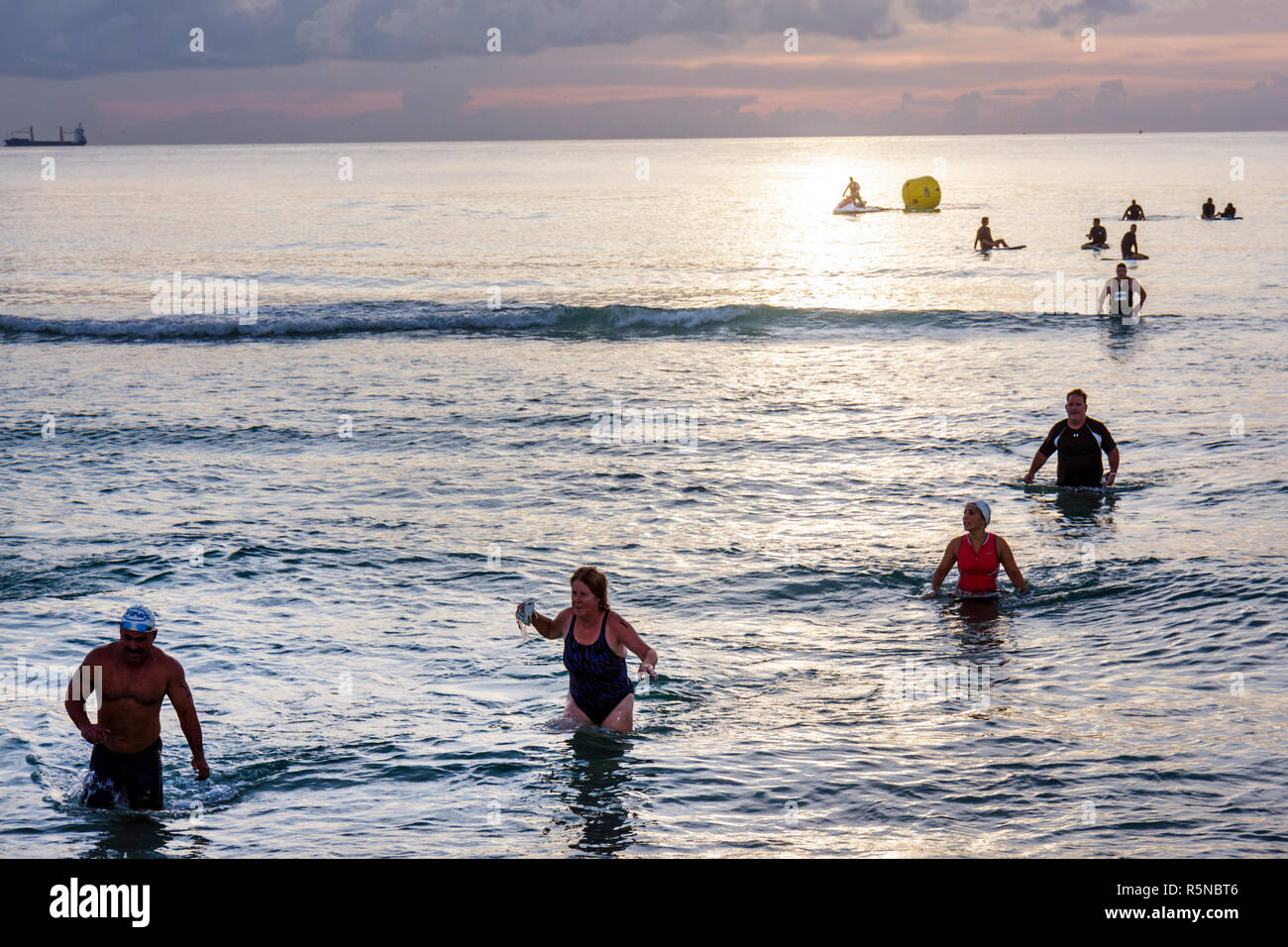 Miami Beach Florida,Oceano Atlantico,acqua,Publix Family Fitness Weekend,triathlon,nuotatori,concorrenti,competizione,partecipanti,gara,straggler,alba,uomo Foto Stock