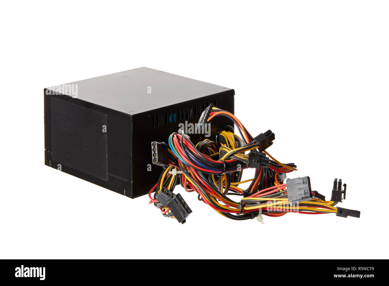 Calcolatore nero Unità di alimentazione psu con ingombranti cavi isolati su sfondo bianco Foto Stock