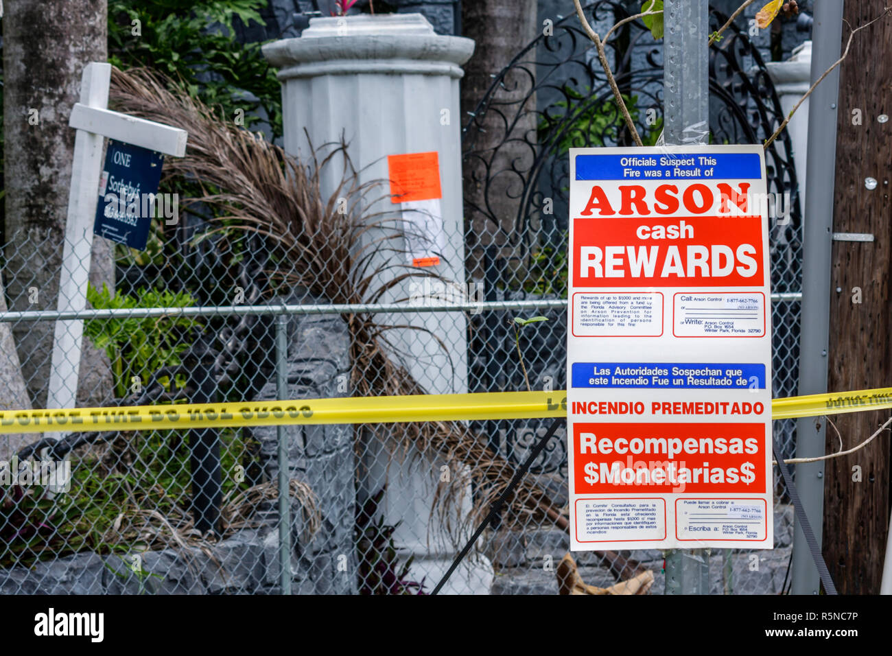 Miami Beach Florida,North Bay Road,Captain Mike Burke,Castello,architettura fantasy,medievale,fuoco,rovina,arson,linea polizia,segno,bilingue,spagnolo,inglese, Foto Stock
