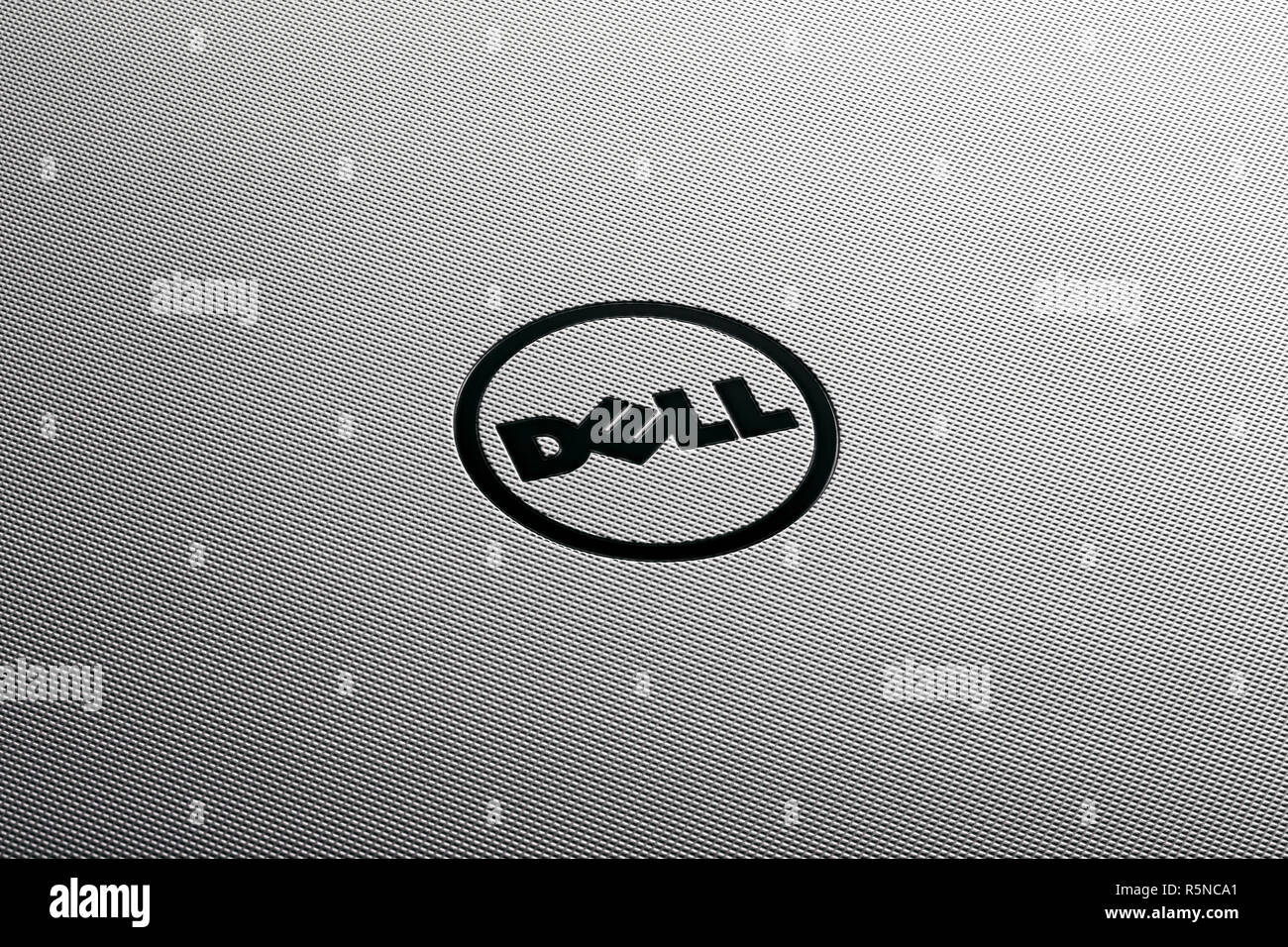 Close up logo sulla trama di metallo grigio superficie di un coperchio del notebook. Foto Stock