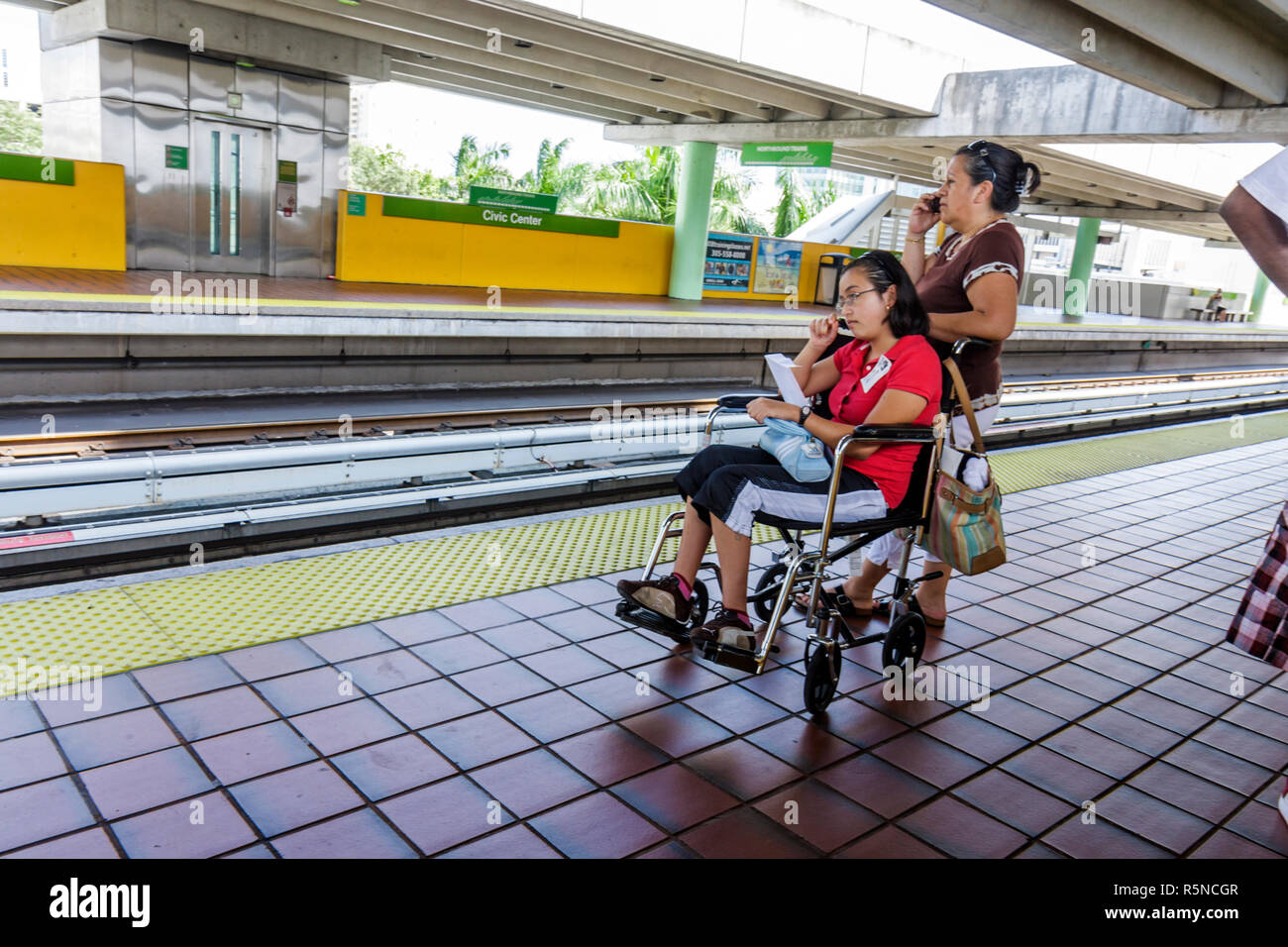 Miami Florida,Civic Center Metrorail Station,sistema di trasporto rapido sopraelevato,piattaforma,passeggeri passeggeri motociclisti,donne ispaniche donne,ragazza Foto Stock