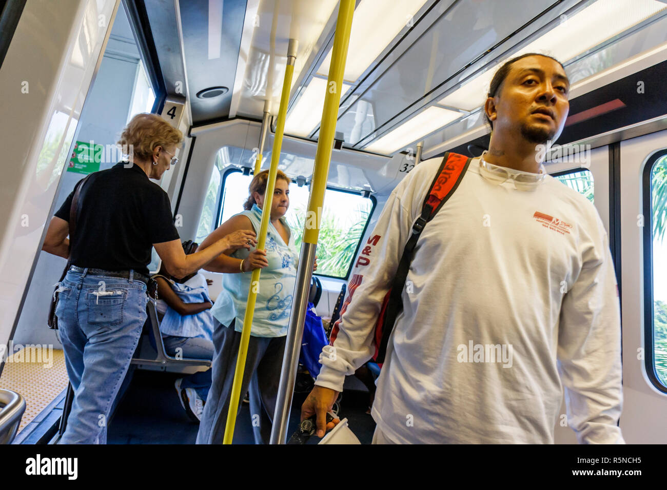 Miami Florida,Metromover,trasporti pubblici,trasporto di massa,persone automatiche,passeggeri passeggeri, passeggeri, immi etnici latini ispanici Foto Stock