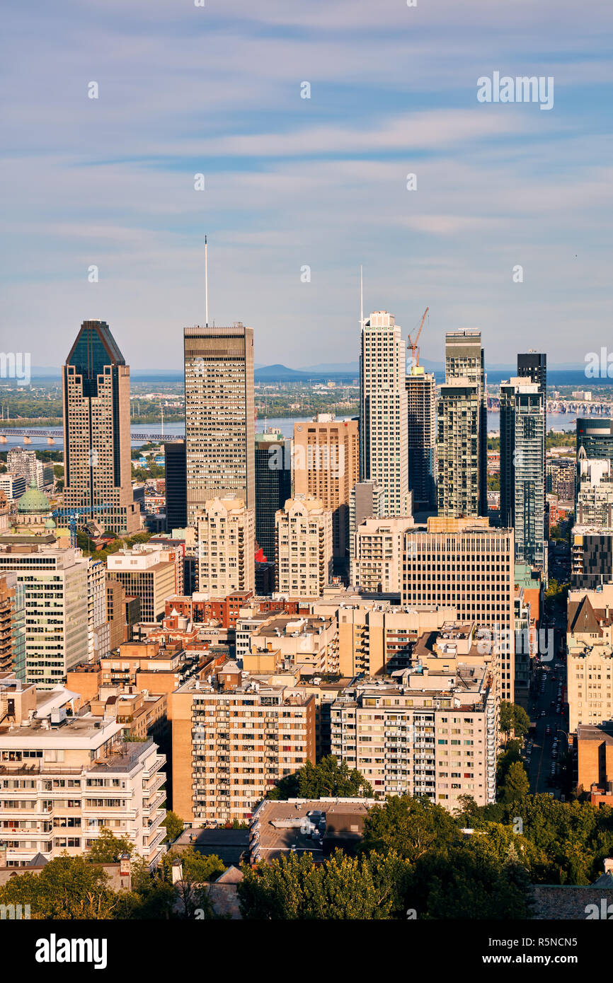 Montreal, Canada - Giugno, 2018: Montreal vista dello skyline della citta' da Mount Royal in un assolato pomeriggio estivo in Quebec, Canada. Uso editoriale. Foto Stock