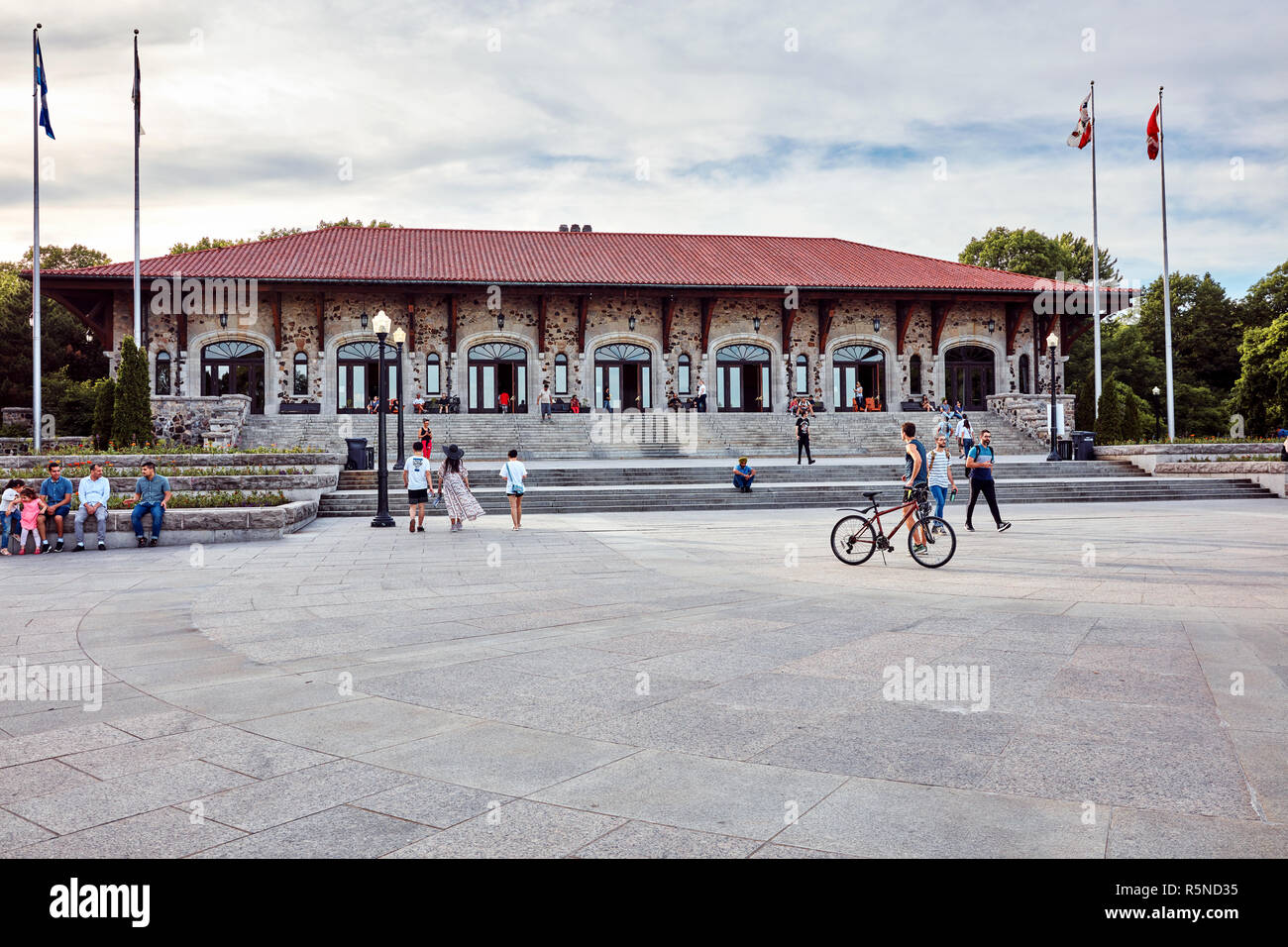 La gente camminare e sedersi attorno al Mount Royal chalet building a Montreal, Quebec, Canada. Foto Stock