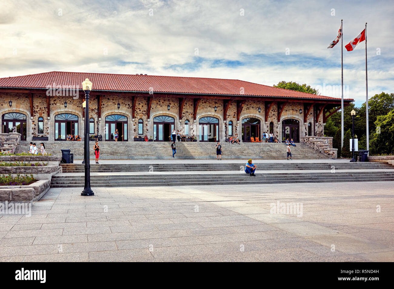 La gente camminare e sedersi attorno al Mount Royal chalet building a Montreal, Quebec, Canada. Foto Stock
