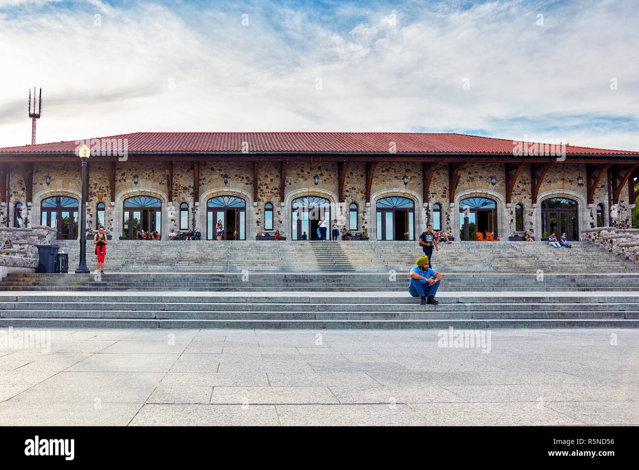 La gente camminare e sedersi attorno al Mount Royal chalet building a Montreal, Quebec, Canada. Foto Stock