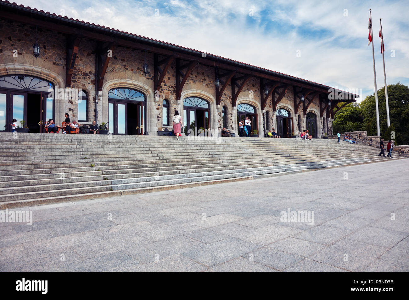 La Gente seduta sul cortile del Mount Royal chalet building a Montreal, Quebec, Canada. Foto Stock