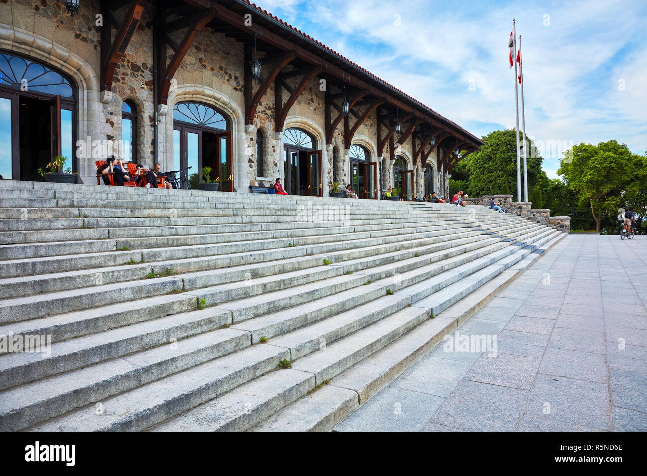 La Gente seduta sul cortile del Mount Royal chalet building a Montreal, Quebec, Canada. Foto Stock