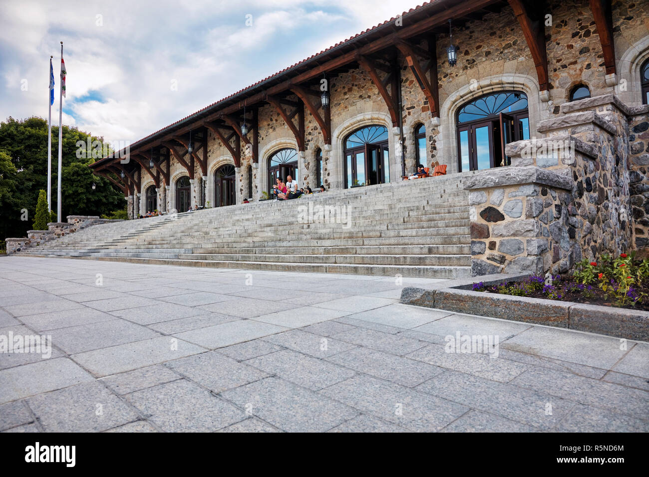 La Gente seduta sul cortile del Mount Royal chalet building a Montreal, Quebec, Canada. Foto Stock