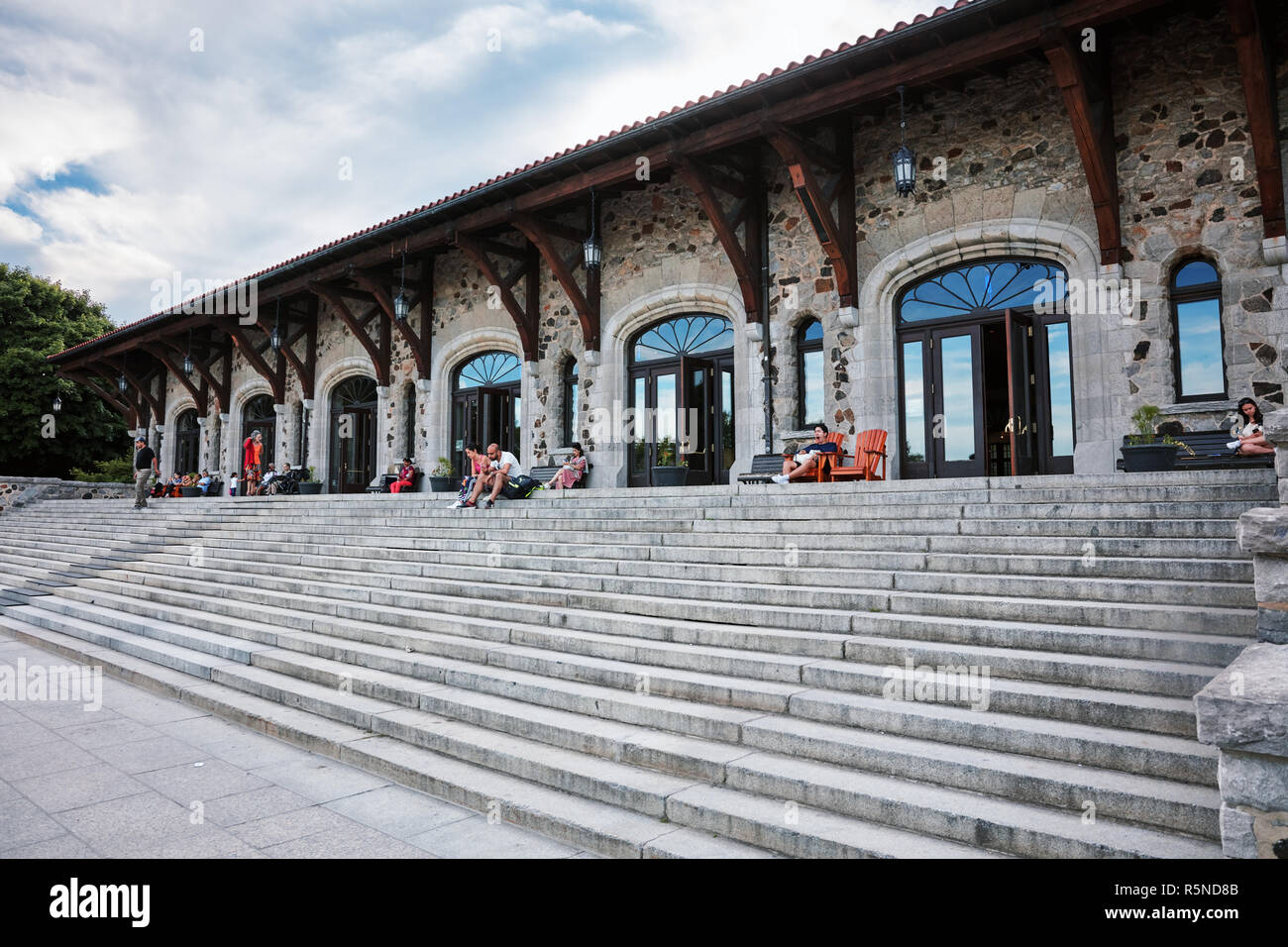La Gente seduta sul cortile del Mount Royal chalet building a Montreal, Quebec, Canada. Foto Stock