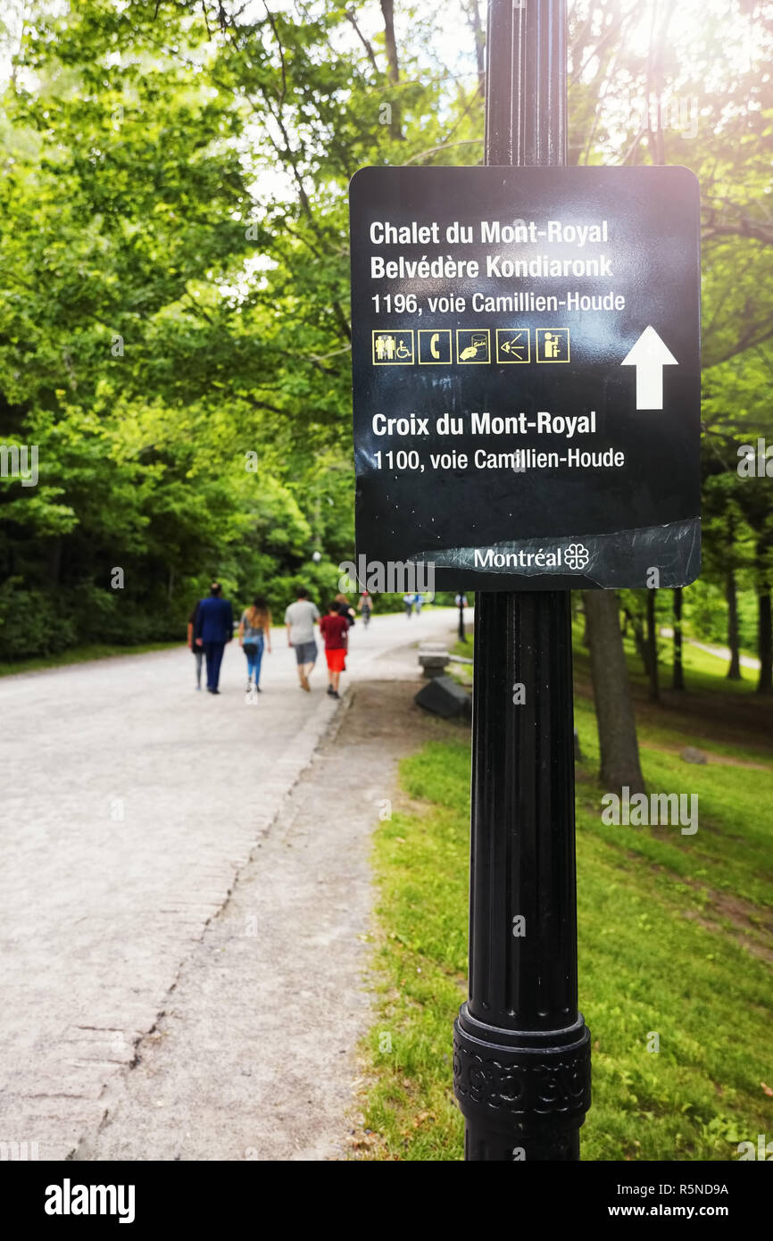 Direzione segno di Mount Royal (Chalet Chalet du Mont-Royal) e la gente che camminava sul park road a Montreal, Quebec, Canada Foto Stock