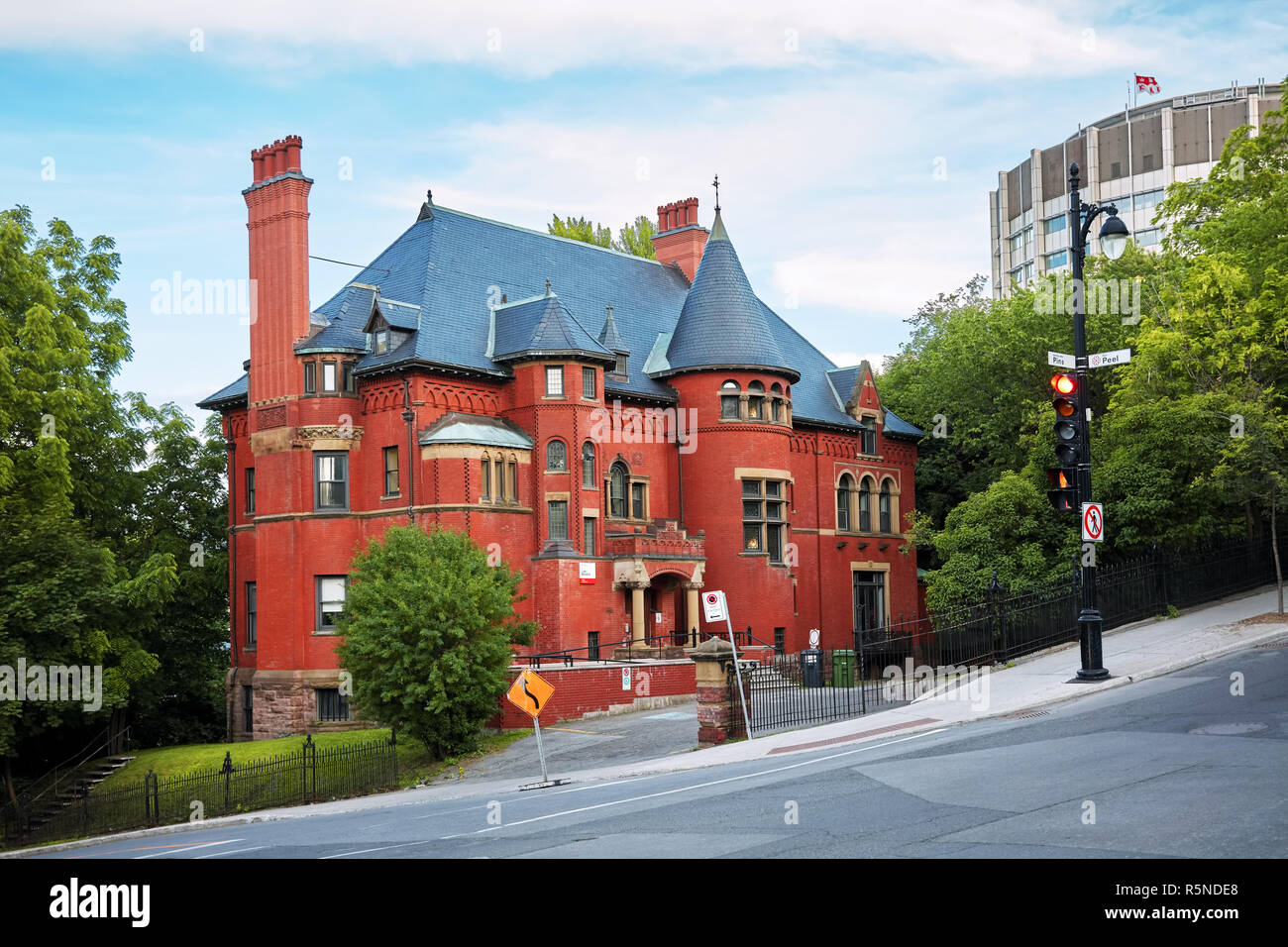 Uno storico edificio in stile vittoriano con pareti in mattoni rossi a Montreal, Quebec, Canada. Foto Stock