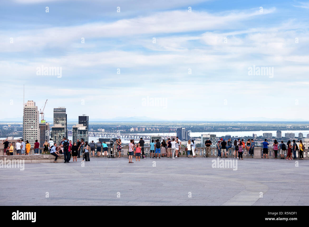 Montreal, Canada - Giugno, 2018: persone in chat, tenendo selfies e guardare il paesaggio cittadino di Montreal da mount royal sulla soleggiata una sera d'estate. Foto Stock