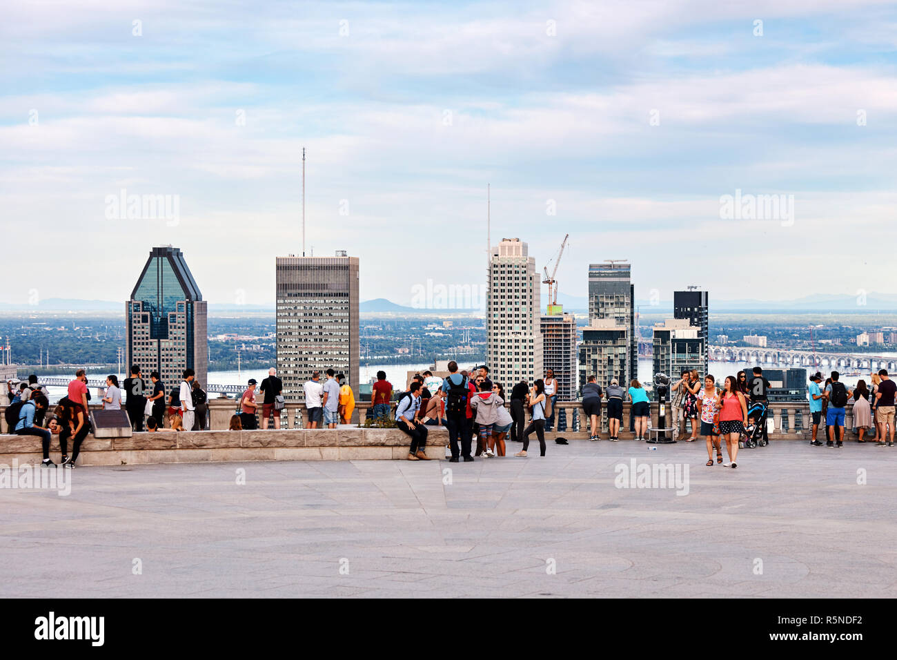Montreal, Canada - Giugno, 2018: persone in chat, tenendo selfies e guardare il paesaggio cittadino di Montreal da mount royal sulla soleggiata una sera d'estate. Foto Stock