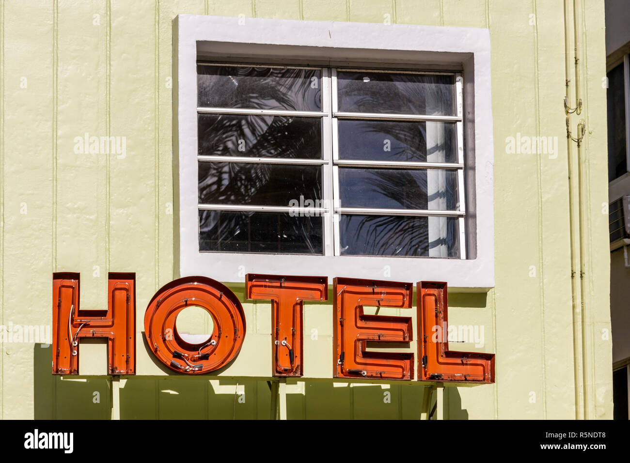 Miami Beach Florida, quartiere storico Art Deco, Ocean Drive, Boulevard, hotel, alloggio, neon, luce, cartello, rosso, finestra, FL090922116 Foto Stock