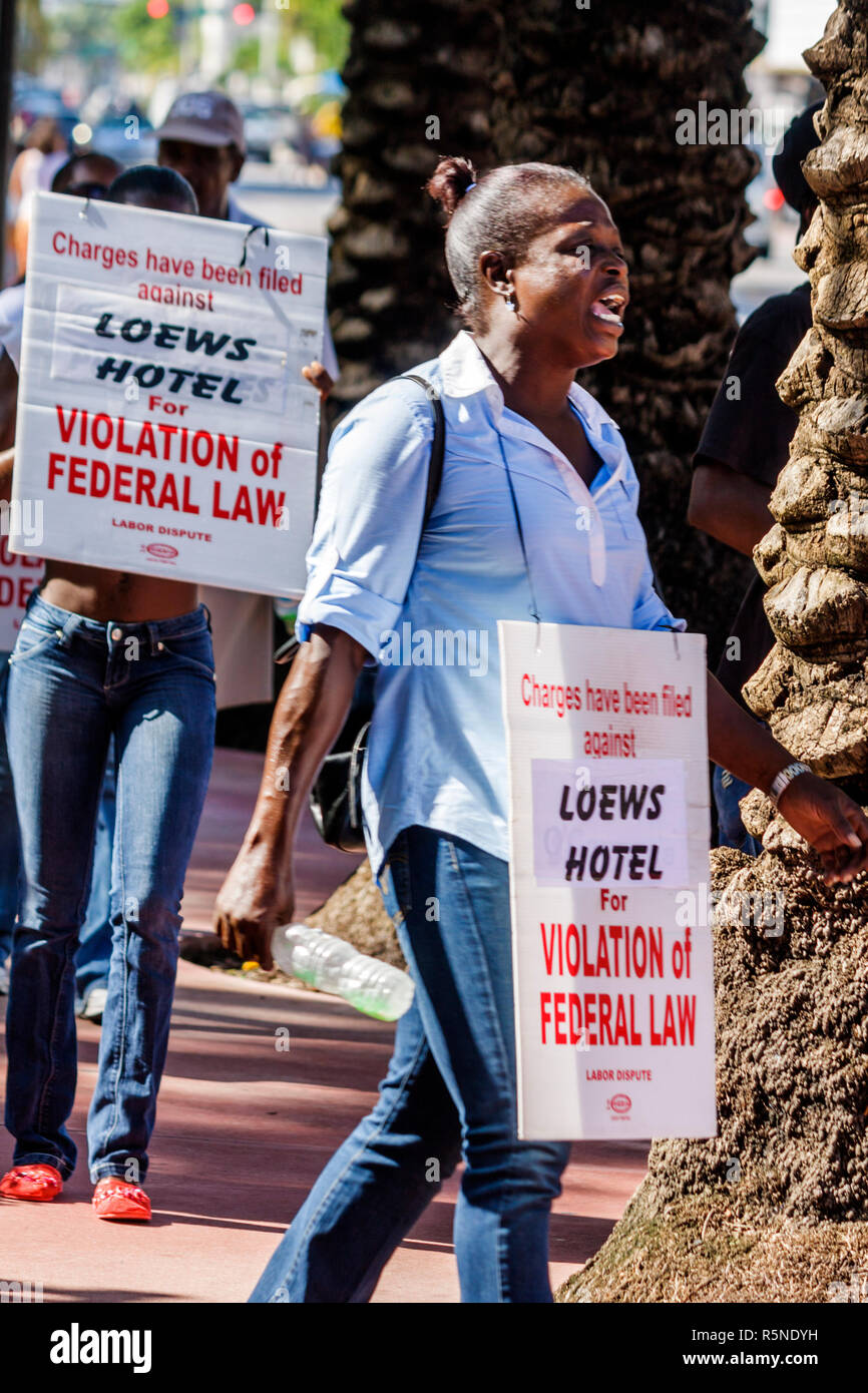 Miami Beach Florida, Collins Avenue, Loew's, hotel, strada, marciapiede, donna nera donne, picket line, disputa di lavoro, protesta, segno, industria di ospitalità, f Foto Stock