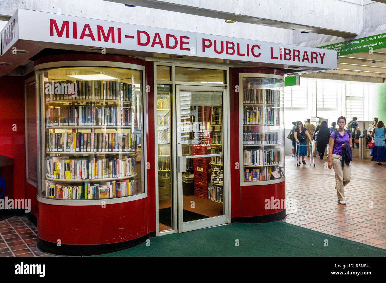 Miami Florida, Metrorail, trasporto di massa, Civic Center Station, Miami Dade Public Library, chiosco, convenienza, servizio pendolare, lettura, libro, libri, ispano wom Foto Stock
