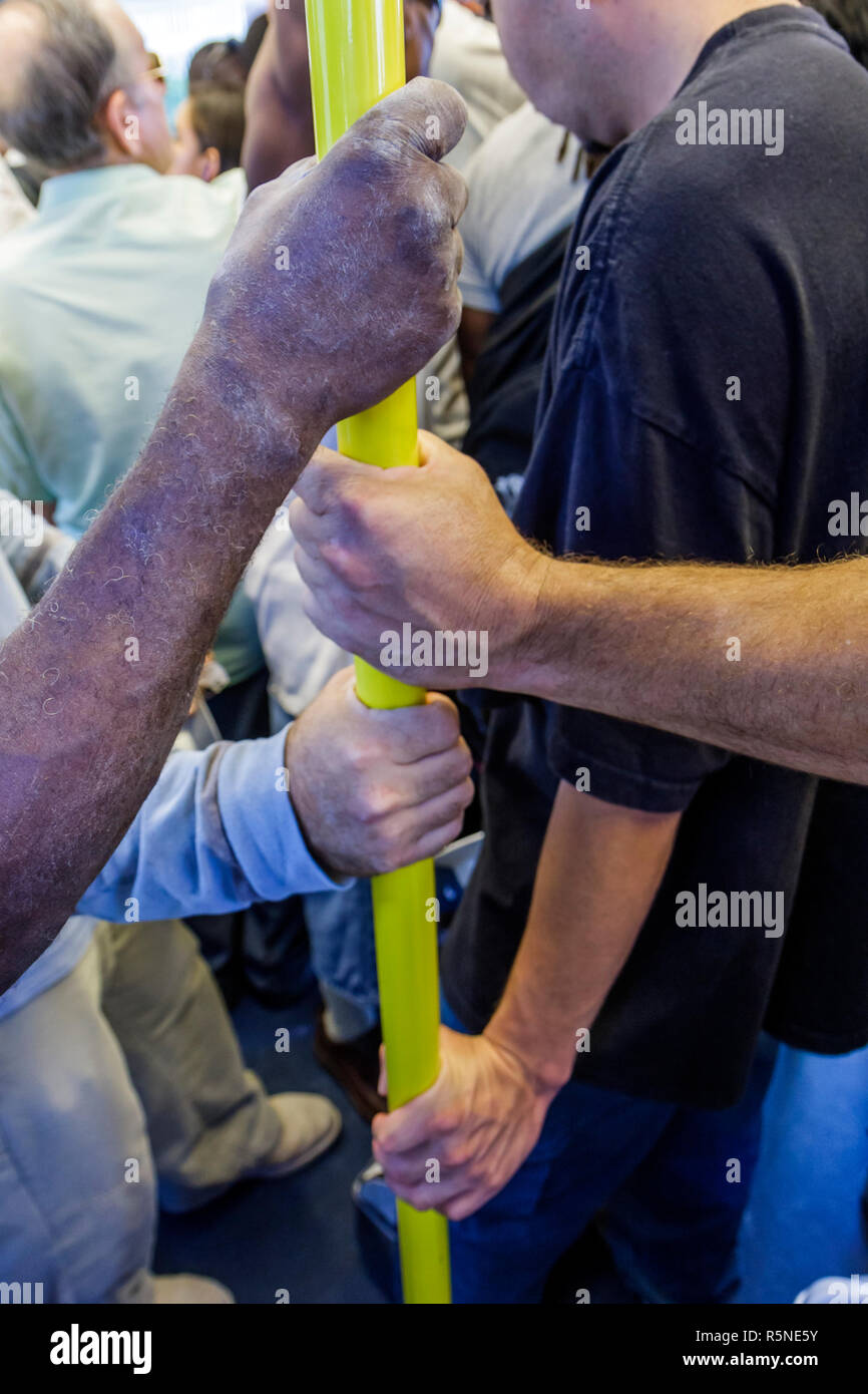 Miami Florida,Metromover,OMNI Loop,sistema automatizzato People mover,treno,interno,passeggeri passeggeri piloti, palo,tenuta,uomo maschio Foto Stock