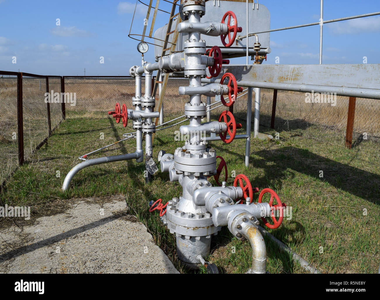 Equipaggiamento di un pozzo di petrolio. Le valvole di intercettazione e apparecchiature di servizio Foto Stock