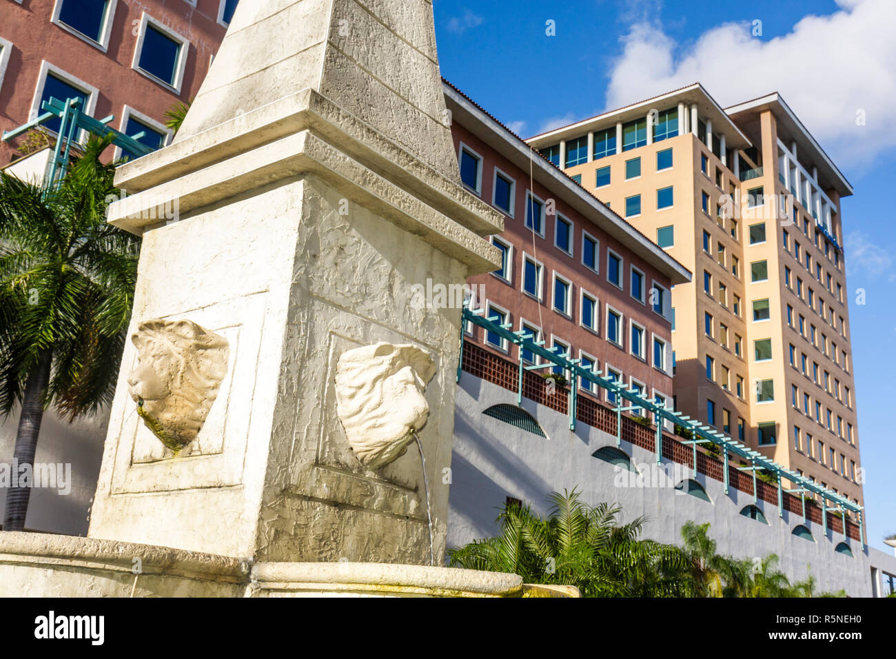Miami Florida,Coral Gables,Alhambra Plaza,Columbus Centre,immobile commerciale,edificio per uffici,edificio in stile mediterraneo,fontana,FL090930061 Foto Stock