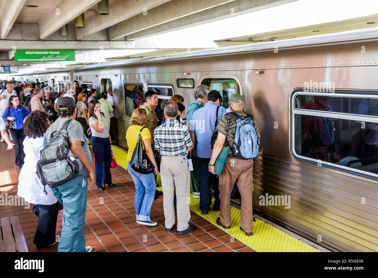 Miami Florida,Civic Center Metrorail Station,trasporto di massa,sistema ferroviario sopraelevato,treno,donna donna donne,uomo uomo uomo maschio,passeggeri passeggeri motociclisti Foto Stock