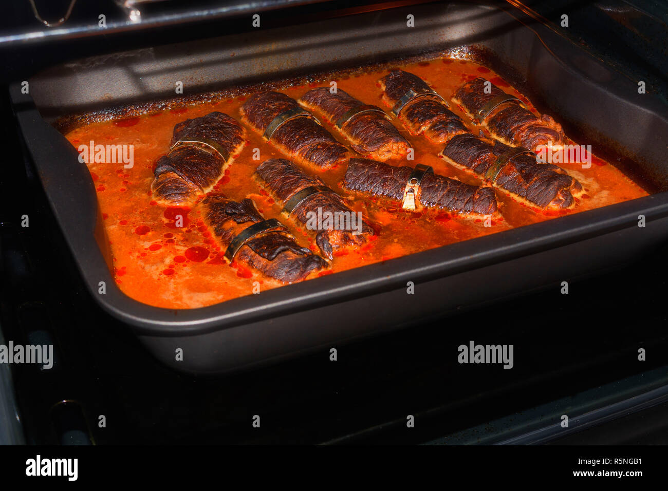 Involtini di carne al forno Foto Stock