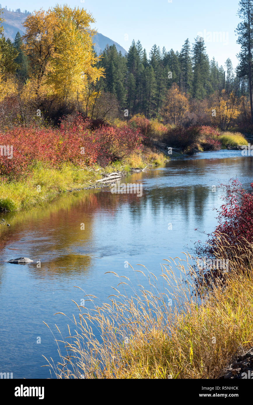 Sanpoil fiume in autunno, Collville Indian Reservation, Washington. Foto Stock