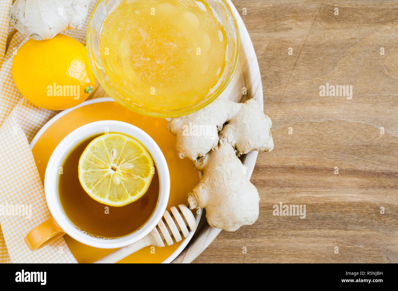 Tazza di tè con limone e lo zenzero in polvere e il miele. Foto Stock