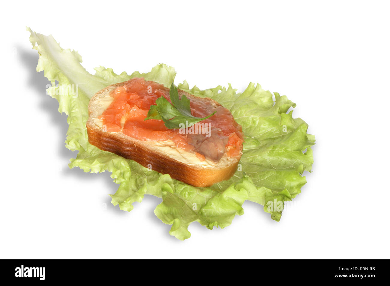 Sandwich con burro e pesce giacente sulla foglia di lattuga. Isolato su bianco con tracciato di ritaglio Foto Stock