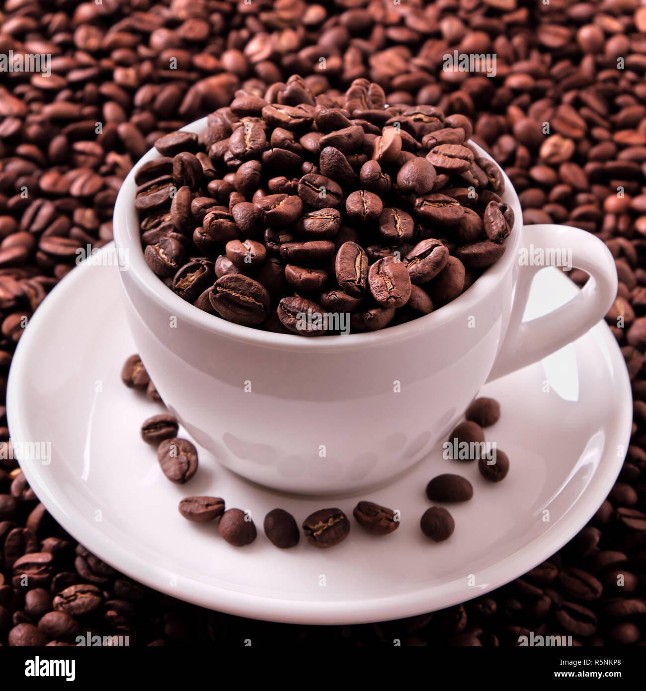 Caffè bianco tazza riempita con fagioli arrosto close up Foto Stock