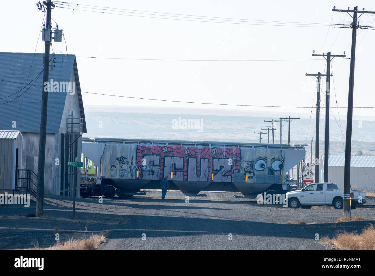 Lo spostamento di un dipinto di vagone ferroviario in posizione in corrispondenza di un elevatore del grano in Govan, Washington. Foto Stock