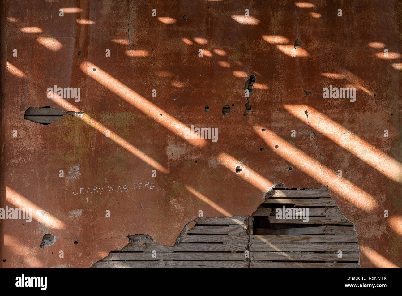 Iscrizione su un deterioramento della assicella & intonaco parete di un vecchio schoolhouse in Govan, Washington. Foto Stock
