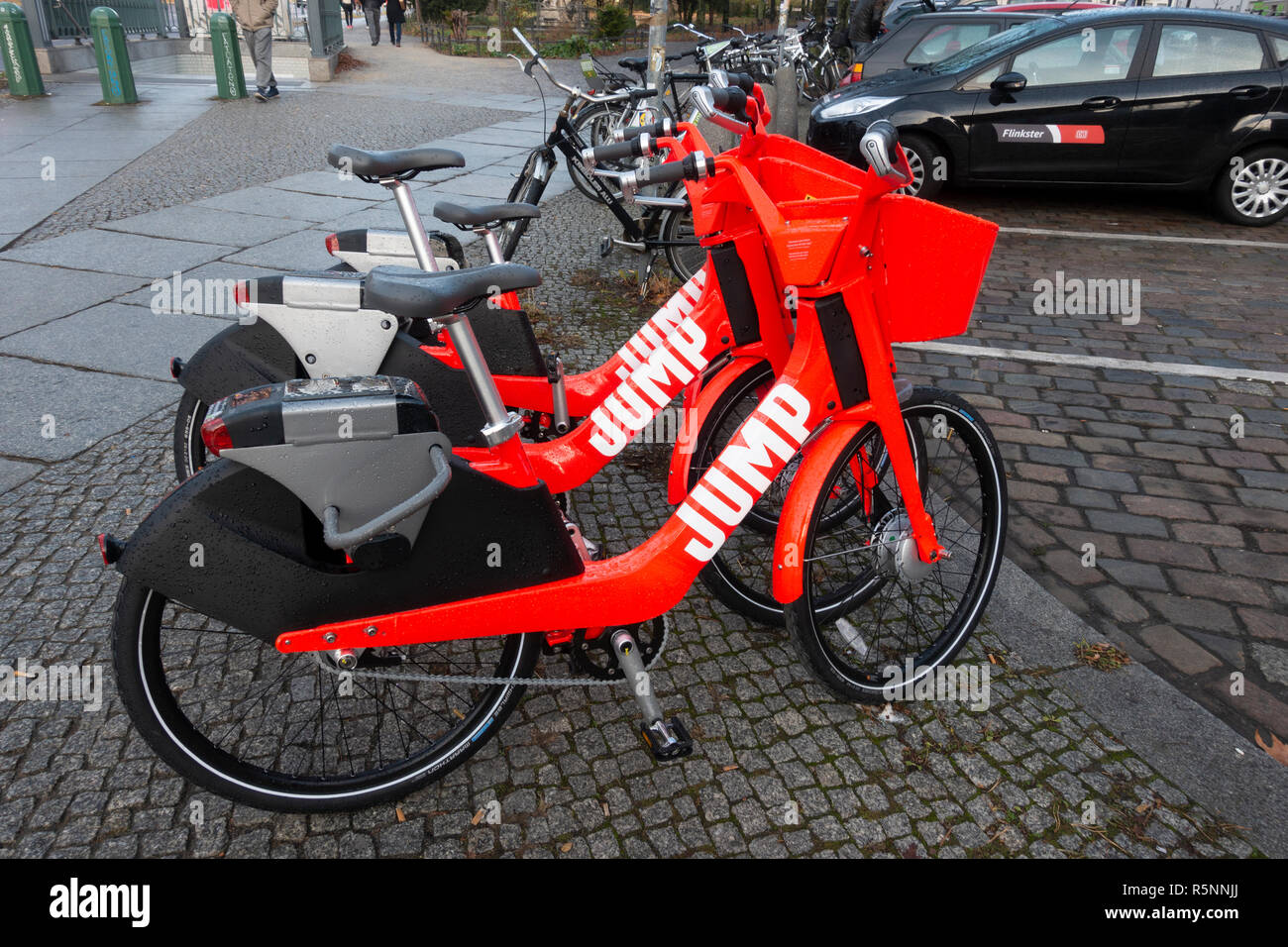 Jump electric noleggio biciclette su strada di Berlino, Germania Foto Stock