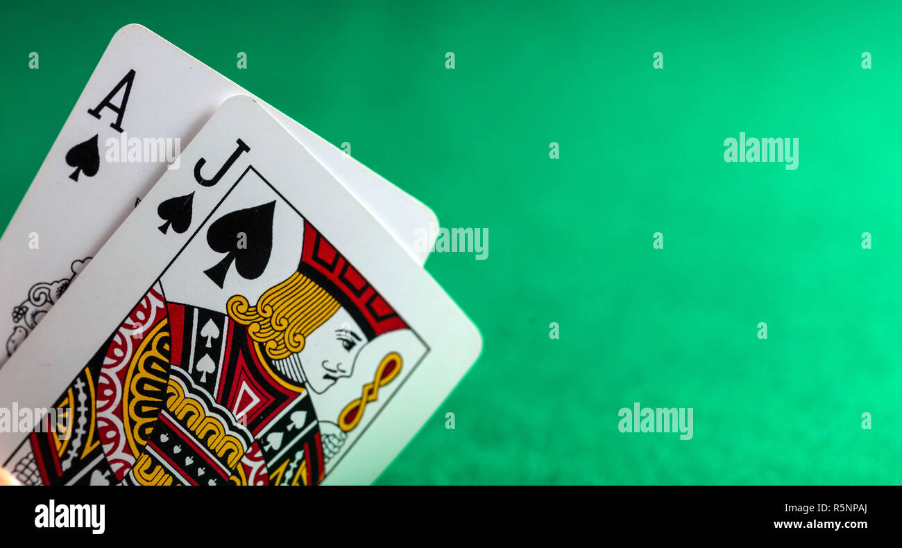 Casino, Poker, il concetto di gioco d'azzardo. Blackjack il feltro verde sfondo, spazio di copia Foto Stock