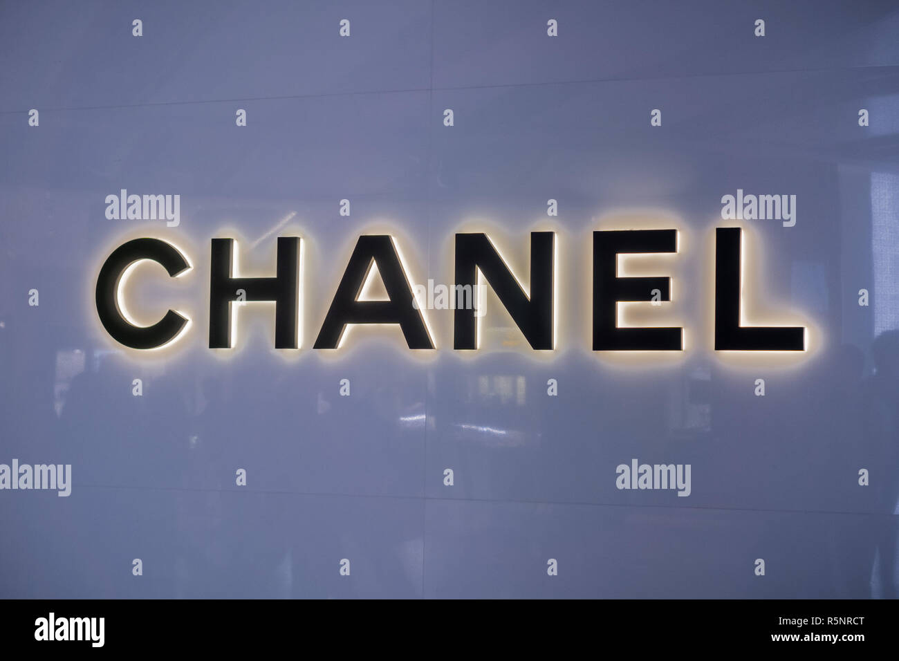 Settembre 24, 2017 Londra/UK - Chanel logo presso l'entrata dello store all'aeroporto di Londra Heathrow Foto Stock