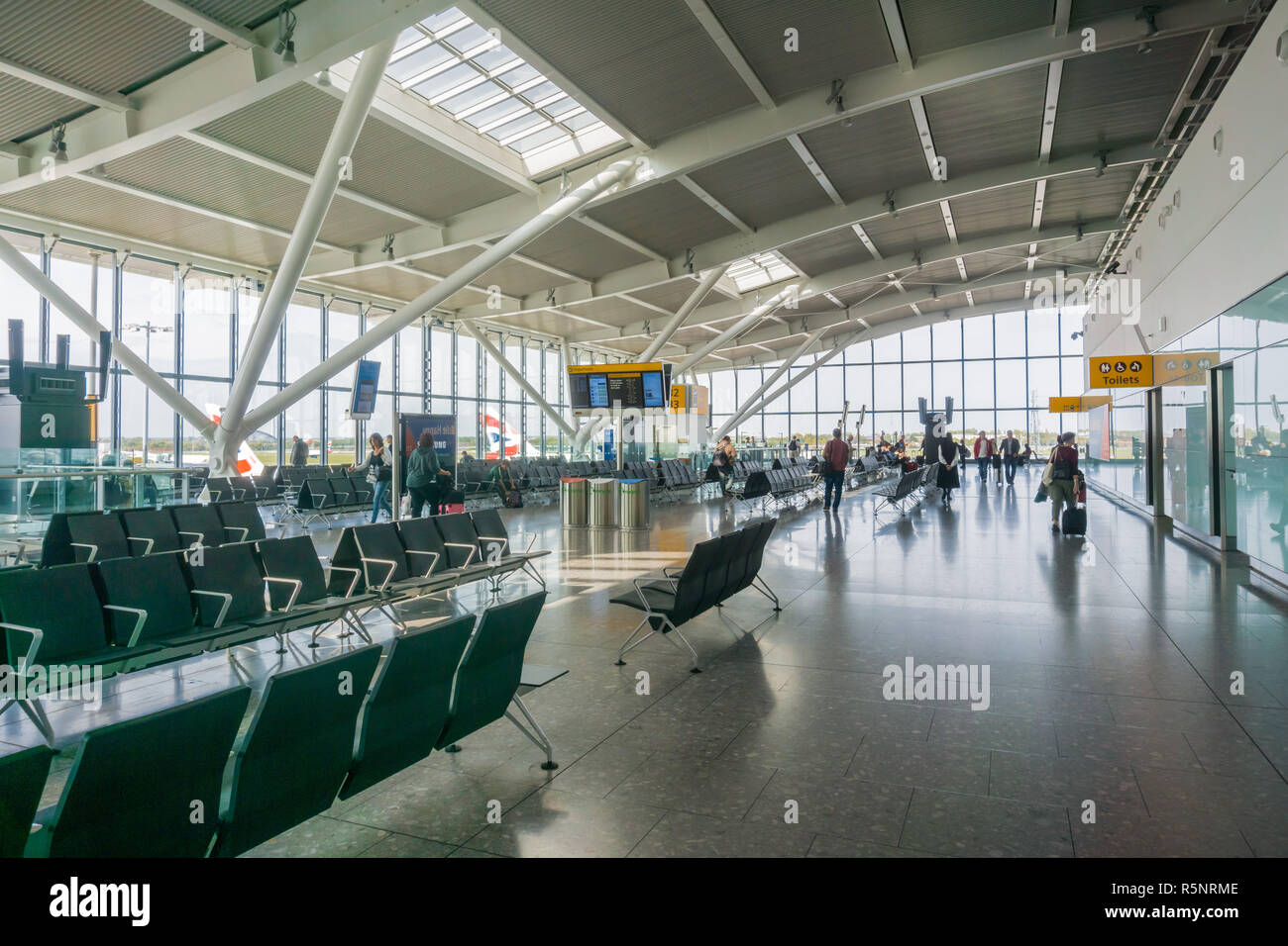 Settembre 24, 2017 Londra/UK - Cancelli presso il Terminal 5 di Heathrow airport Foto Stock