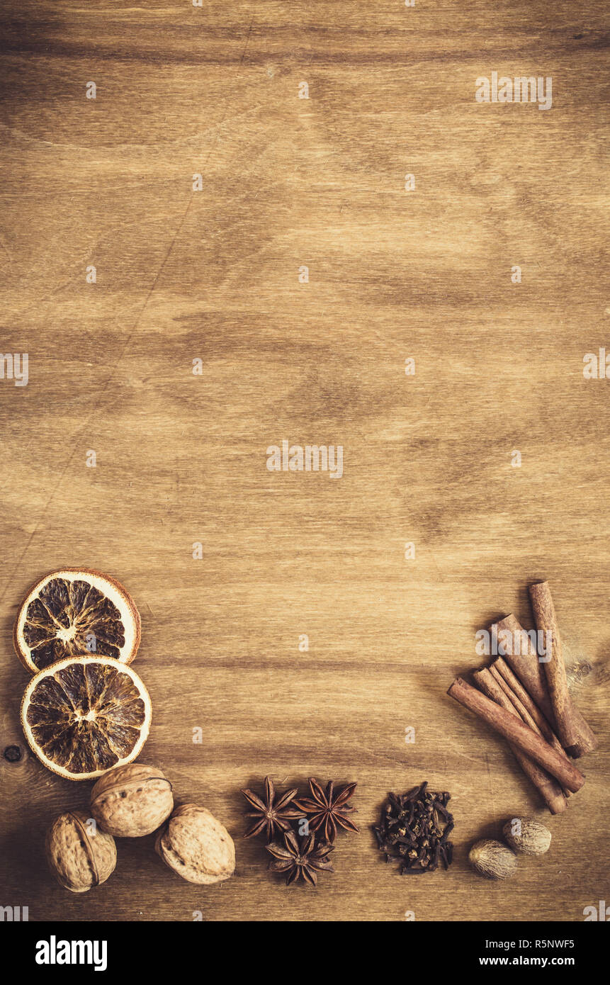 Le spezie per il Natale di cottura su una tavola di legno. Foto Stock