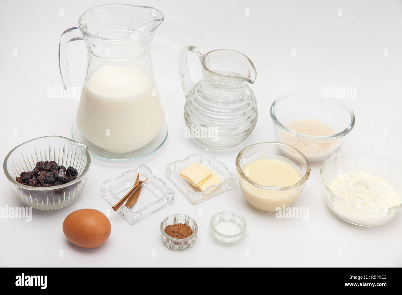 Budino di riso con cannella e uvetta Preparazione: Ingredienti per dolci budino di riso Foto Stock