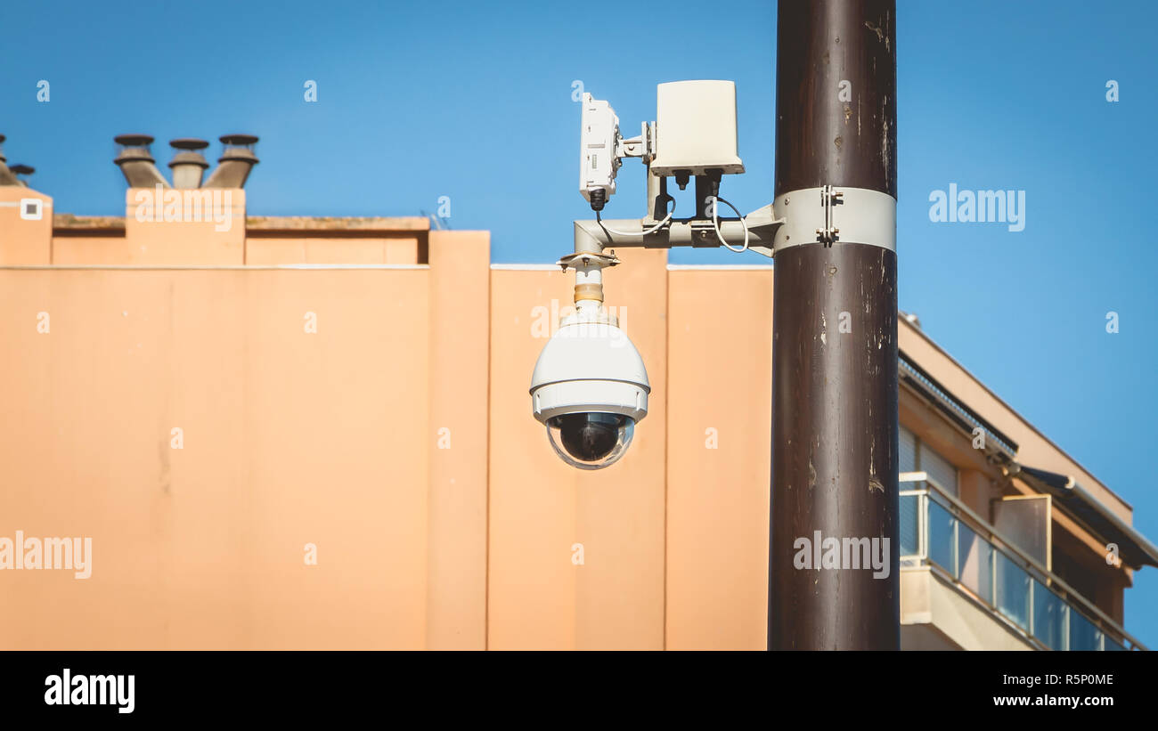 Telecamera di sicurezza nel globo bianco agganciata su un tappetino Foto Stock