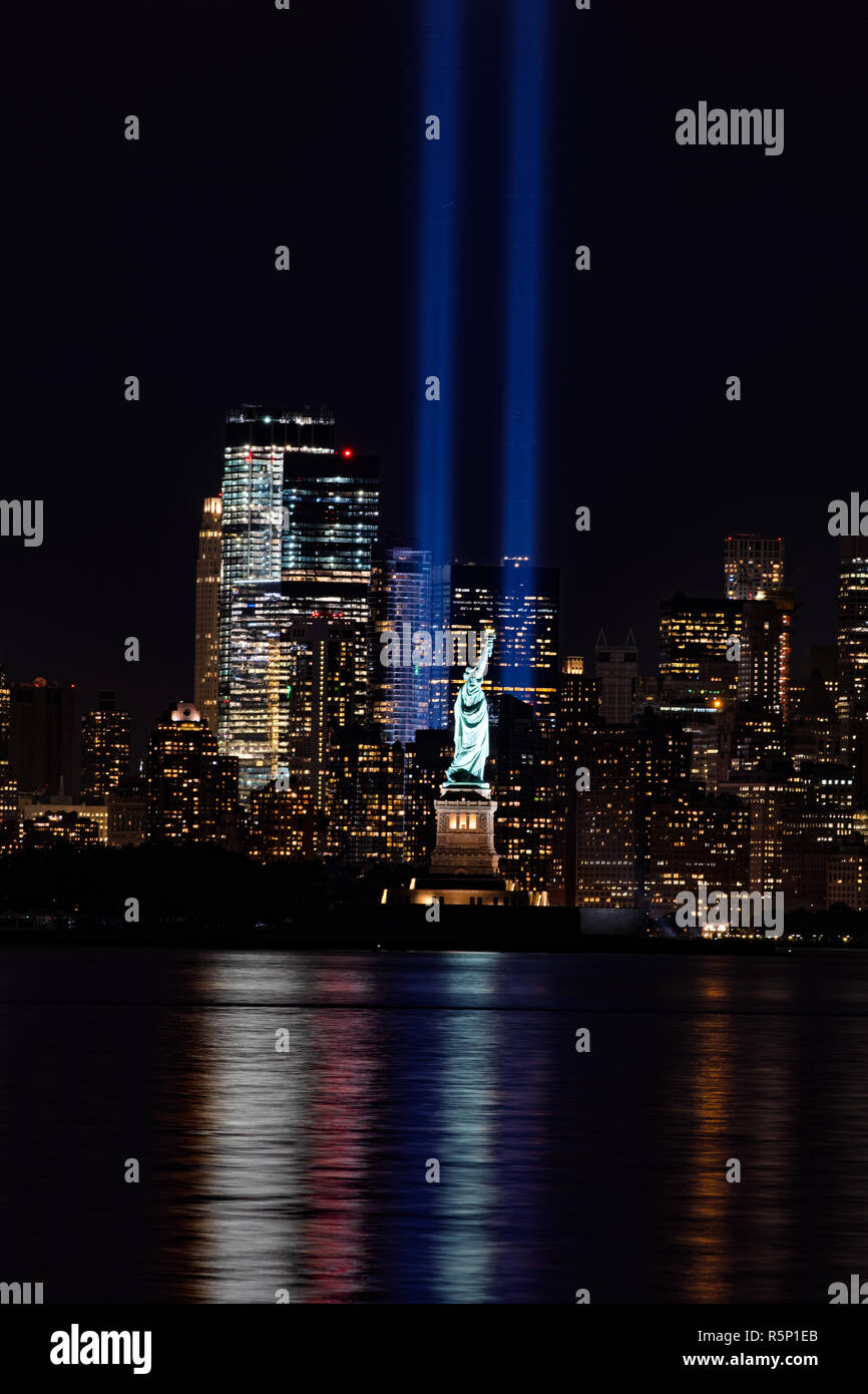 9/11 Memorial travi con la Statua della Libertà e la parte inferiore di Manhattan Foto Stock